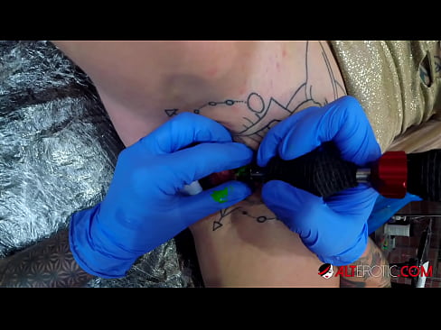 ❤️ Uiters getatoeëerde hottie Sully Savage het 'n tatoeëermerk op haar klitoris gekry ❤️ Superseks op af.kiss-x-max.ru ️❤